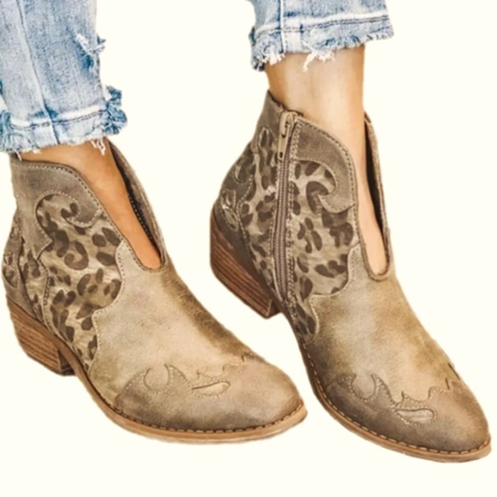 Trendy cut out front western style ankle Booties sz 9